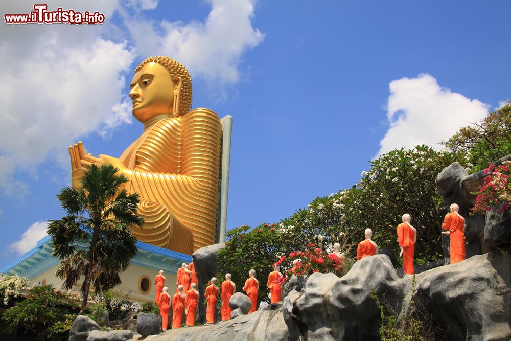 Immagine La statua dorata del Buddha a Colombo, Sri Lanka: é patrimonio dell'umanità dell'Unesco.