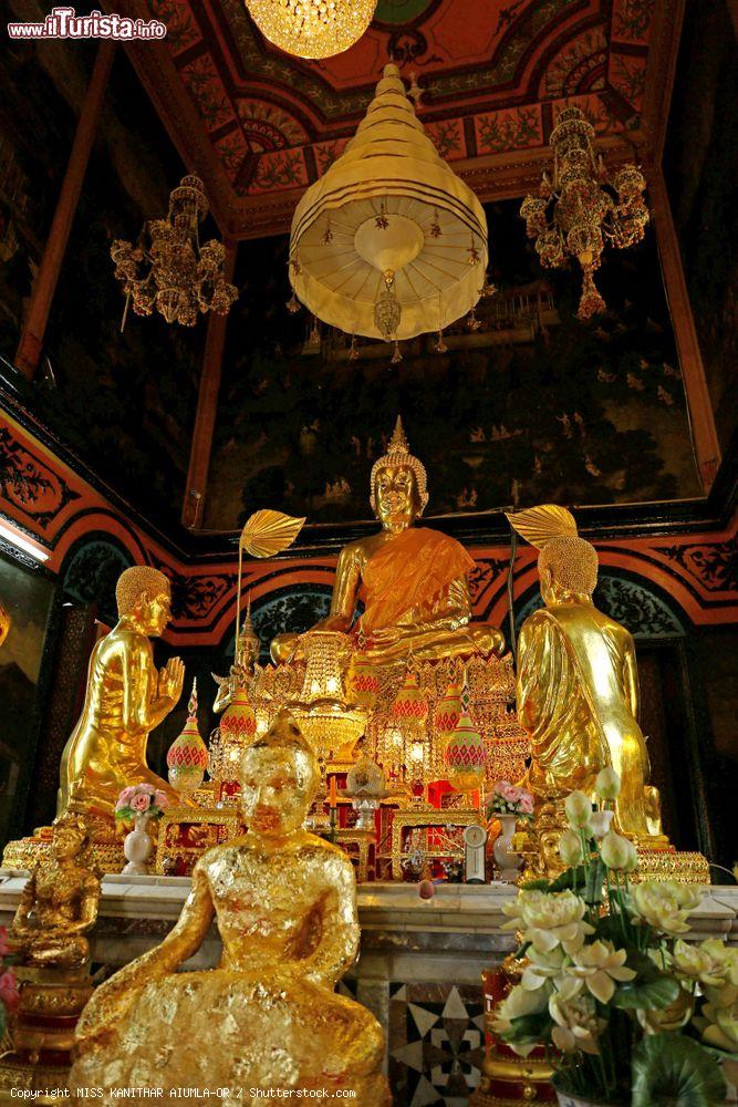 Immagine Statua dorata del Buddha nel tempio thai di Ko Ked a Nonthaburi, Thailandia - © MISS KANITHAR AIUMLA-OR / Shutterstock.com