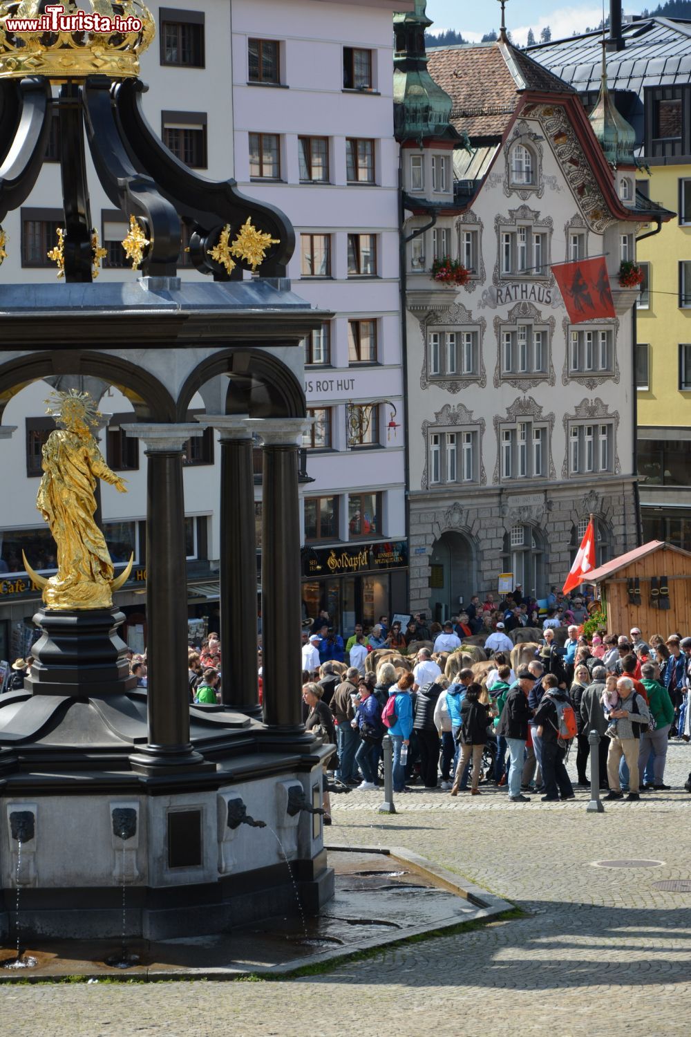 Immagine La statua dorata della Madonna a Einsiedeln (Svizzera) con il pubblico che assiste alla Festa della Transumanza.