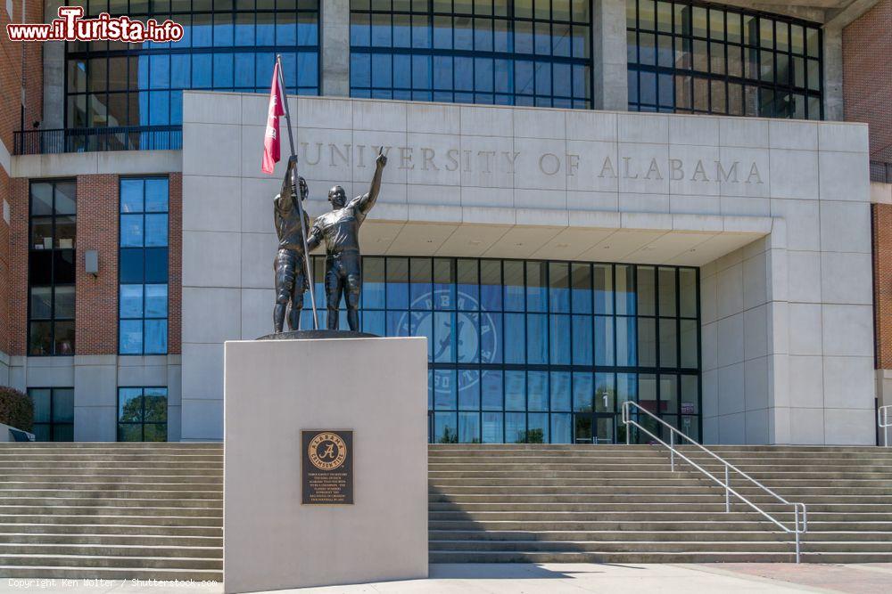 Immagine Statua e ingresso al Bryant-Denny Stadium al campus dell'Università dell'Alabama, USA. Con la sua capienza di oltre 100 mila posti è fra i dieci stadi più grandi al mondo - © Ken Wolter / Shutterstock.com