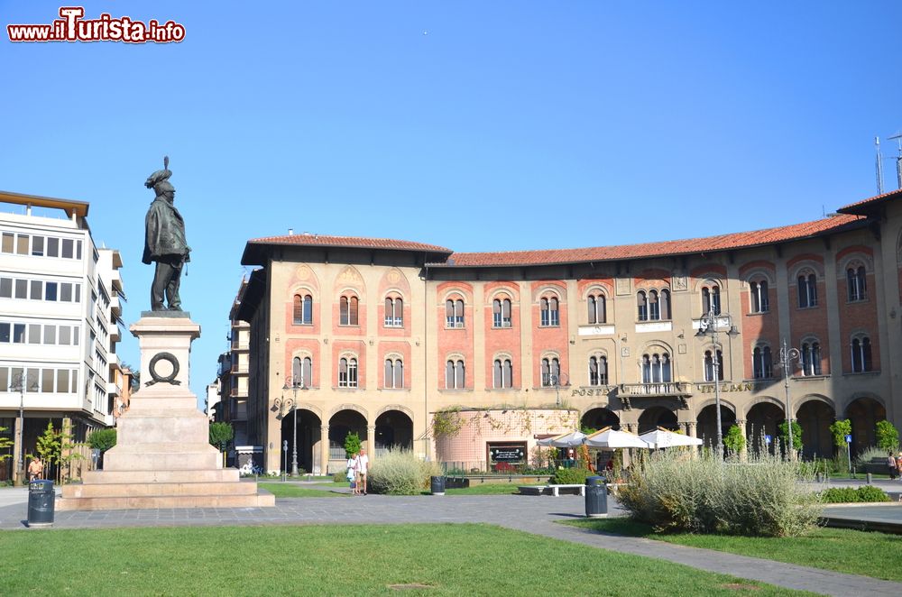 Immagine La statua e la piazza intitolate a Vittorio Emanuele II° a Pisa, Toscana. Importante snodo per il traffico cittadino, la piazza è dedicata al primo re d'Italia. La gigantesca statua in suo onore si trova nell'aiuola centrale.