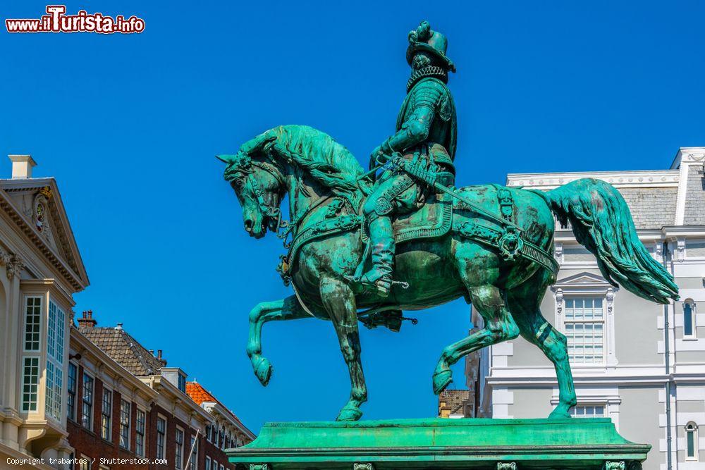 Immagine Statua equestre di Guglielmo d'Orange al palazzo Noordeinde a L'Aia, Olanda - © trabantos / Shutterstock.com