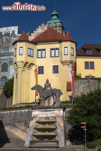 Immagine Statua equestre e basilica di Weingarten, Germania - Come l'interno della chiesa, decorato con stucchi ornamentali e affreschi a soffitto, anche l'esterno emana un fascino suggestivo a chi si trova ad osservarlo grazie anche alla bella statua che ritrae San Martino a cavallo © msgrafixx / Shutterstock.com