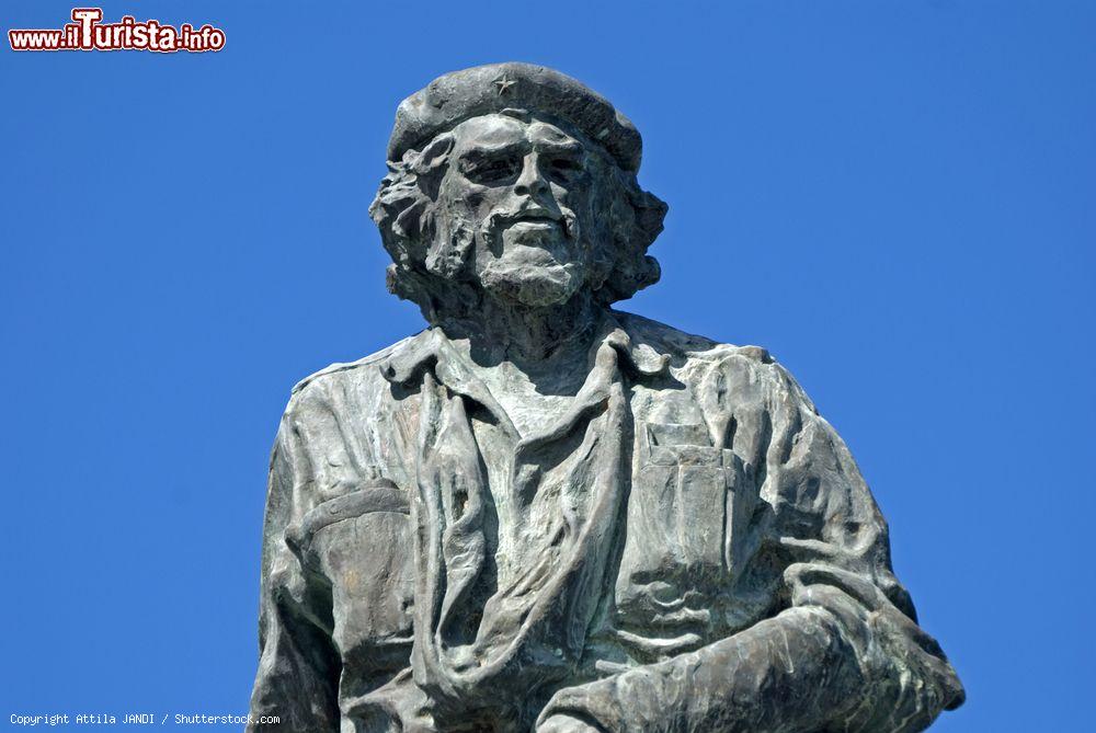 Immagine La statua di Ernesto Che Guevara domina il memoriale a lui dedicato a Santa Clara (Cuba). Nel mausoleo sottostante si trovano i reti di Guevara e dei compagni morti in Bolivia nel 1967 - © Attila JANDI / Shutterstock.com