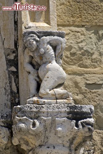 Immagine Una statua all'esterno della chiesa Sant'Agostino ad Amatrice