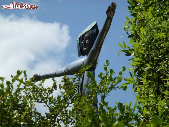 Immagine Nel Parco di Pinocchio non poteva sicuramente mancare la statua della Fata Turchina, che assieme a quelle del Gatto e la Volpe, del Grillo Parlante e di tutti gli altri personaggi conduce i visitatori in un viaggio lungo la fiaba.