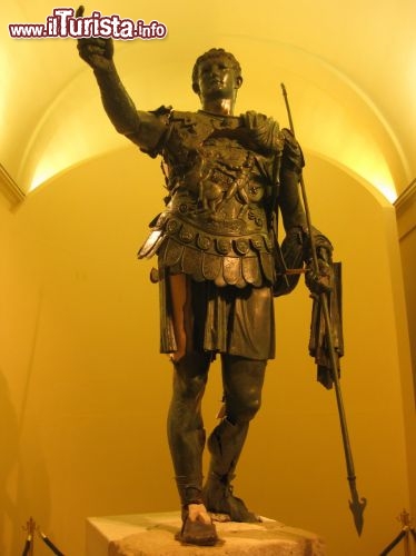 Immagine Statua di Germanico, ovvero Nerone Claudio Druso, che si trova nel Museo Civico Archeologico e Pinacoteca “E.Rosa” di Amelia.