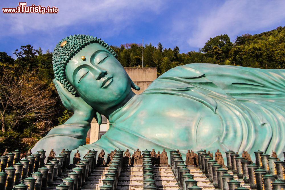 Immagine La statua in bronzo del Buddha nel tempio Nanzo-in di Sasaguri, prefettura di Fukuoka, Giappone. E' la più grande del mondo.