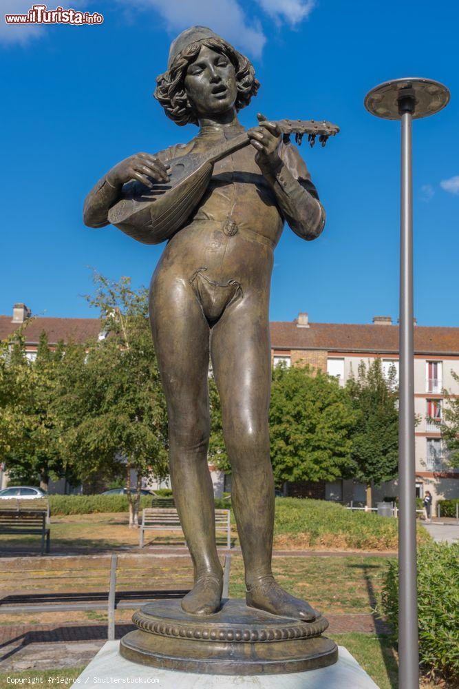 Immagine Statua in bronzo del cantante fiorentino nel centro di Troyes, Francia - © frlegros / Shutterstock.com