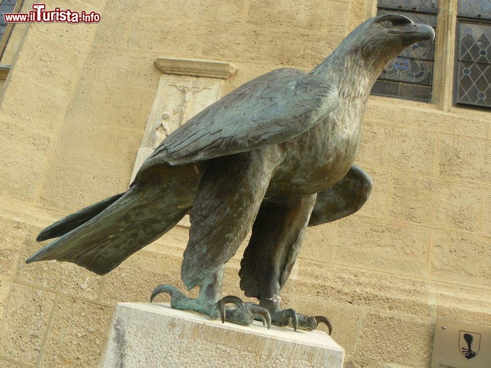 Immagine Statua in bronzo dell'aquila davanti alla chiesa di San Giacomo a Villach, Austria.