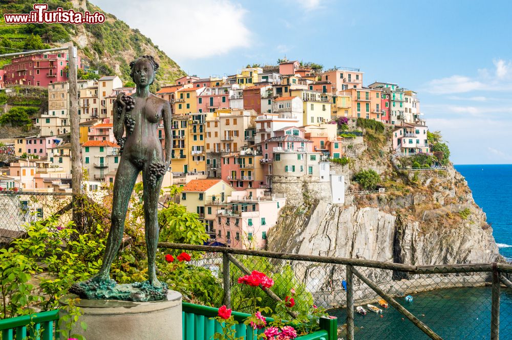 Immagine Statua in bronzo di Antonio Puja e il panorama di Manarola. Siamo in Provincia di La Spezia, nelle Cinque Terre della Liguria