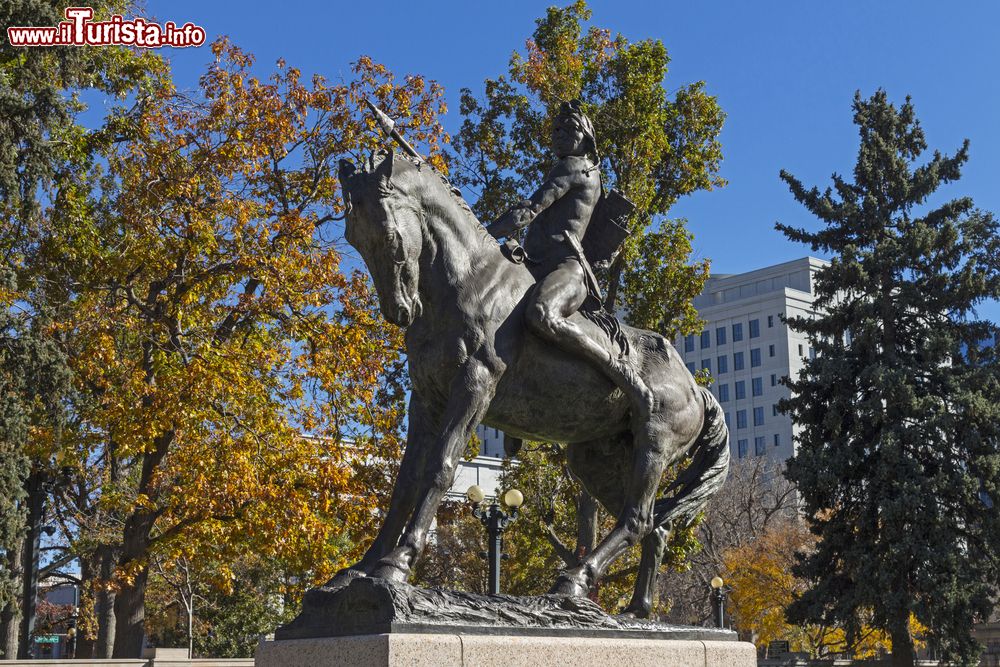 Immagine Statua in bronzo di un indiano a cavallo in un parco di Denver, Colorado.