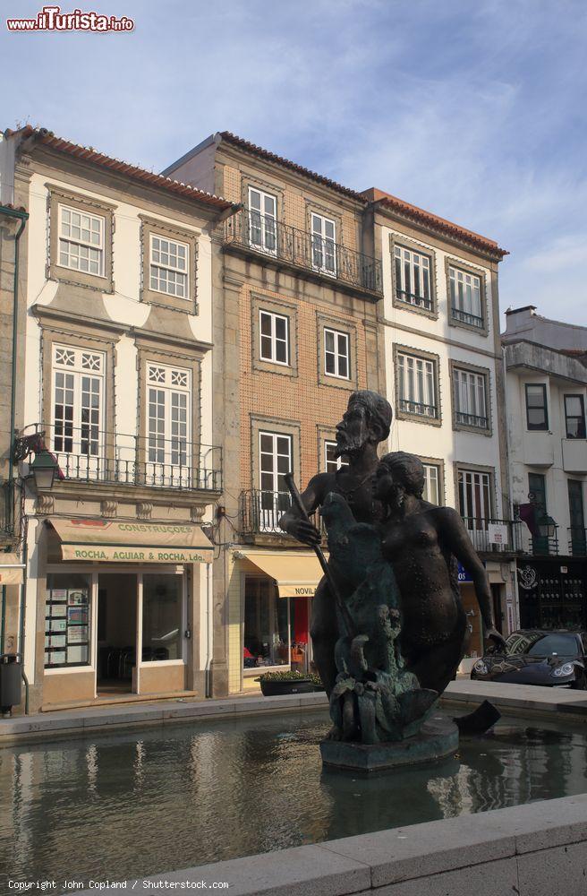 Immagine Statua in bronzo nel centro storico di Viana do Castelo, Portogallo. La scultura ritrae Diego Alvares Carreia noto anche come Caramuru realizzata da José Rodrigues. E' stata innalzata nel 2008 - © John Copland / Shutterstock.com