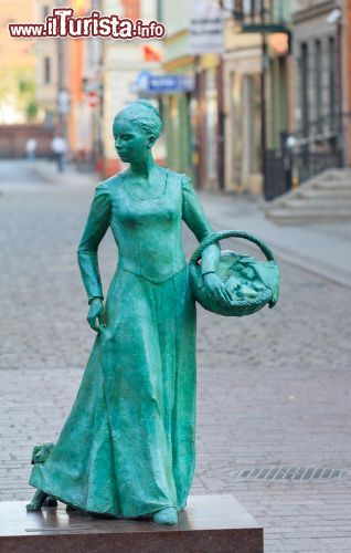 Immagine Statua in Garbary Street a Torun, Polonia. Nota come Piernikarka, questa statua realizzata nel 2011 rappresenta una donna panettiere  - © Stepniak / Shutterstock.com
