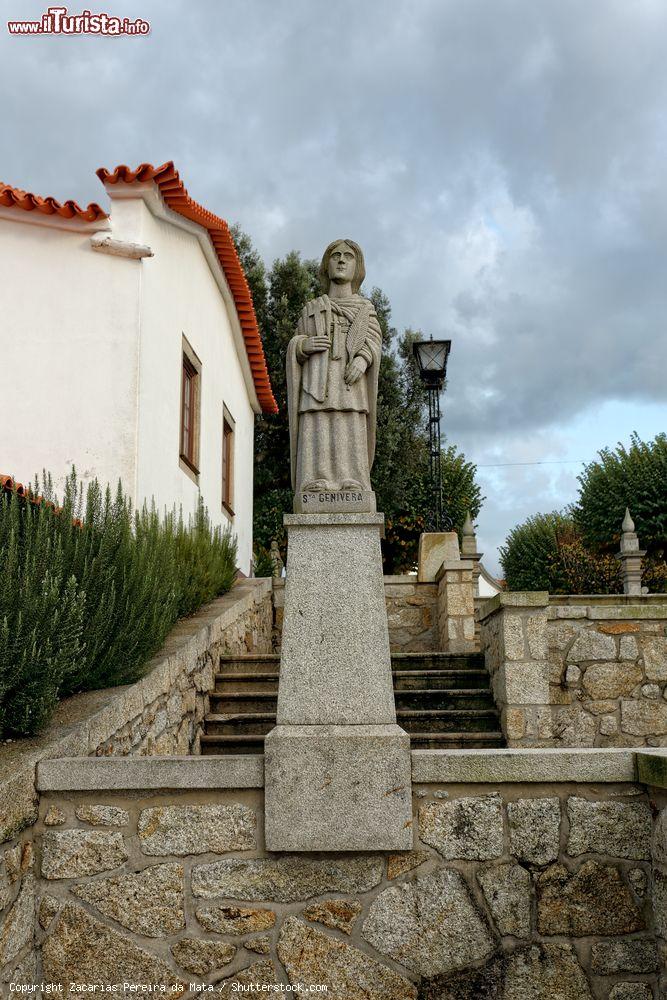 Immagine Statua in granito dedicata a Santa Ginevra a Esposende, Portogallo. Si trova lungo la scalinata che porta alla chiesa di Santa Marina, una delle nove sorelle sante secondo una leggenda - © Zacarias Pereira da Mata / Shutterstock.com