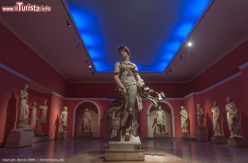 Immagine Statua in marmo di una danzatrice al Museo Archeologico di Antalya, Turchia. Risale al 200 a.C. e proviene dall'antica città di Perge così come tante altre statue esposte nei locali del museo - © Devrim PINAR / Shutterstock.com