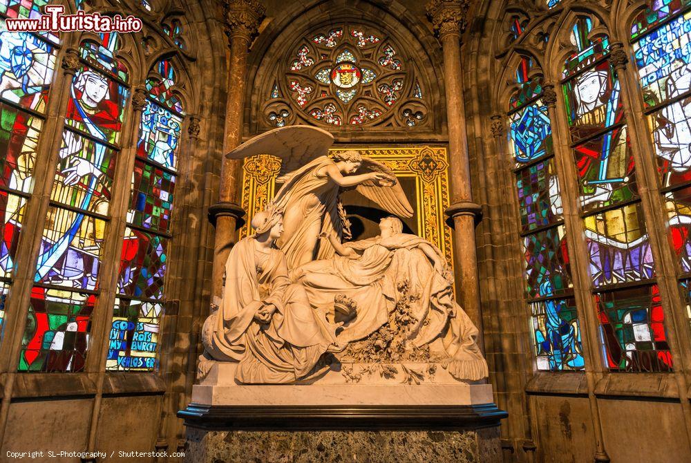 Immagine Statua in marmo nella cripta di San Pietro e San Paolo a Ostenda, Belgio. Raffigura la morte della prima regina del Belgio e l'incoronazione da parte di un angelo - © SL-Photography / Shutterstock.com