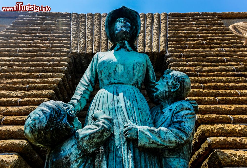 Immagine Statua in onore della donna e del bambino al Voortrekker Monument, sud di Pretoria, Sudafrica. Questo imponente edificio commemora i pionieri boeri arrivati nel paese nel decennio del 1830.