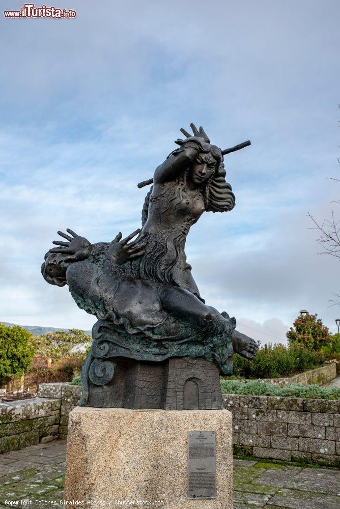 Immagine Statua in onore dell'eroina Ines Negra nel cuore del villaggio di Melgaco, nord del Portogallo - © Dolores Giraldez Alonso / Shutterstock.com