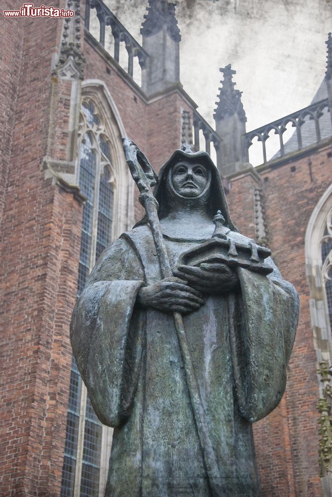 Immagine Particolare di una statua in pietra di fronte alla chiesa di Zutphen, Olanda.