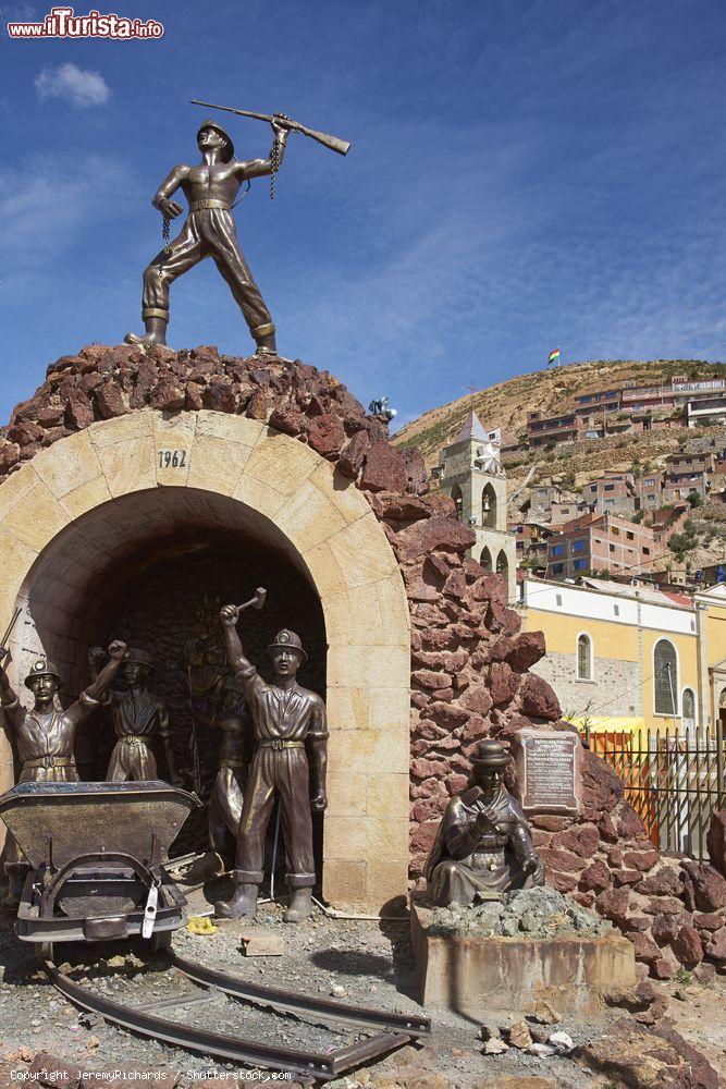 Immagine Statua in ricordo dei minatori di Oruro, Altopiano della Bolivia. Questa piccola cittadina situata a sud-est di La Paz è famosa per le miniere e per il carnevale che si svolge nei mesi di gennaio/febbraio - © JeremyRichards / Shutterstock.com