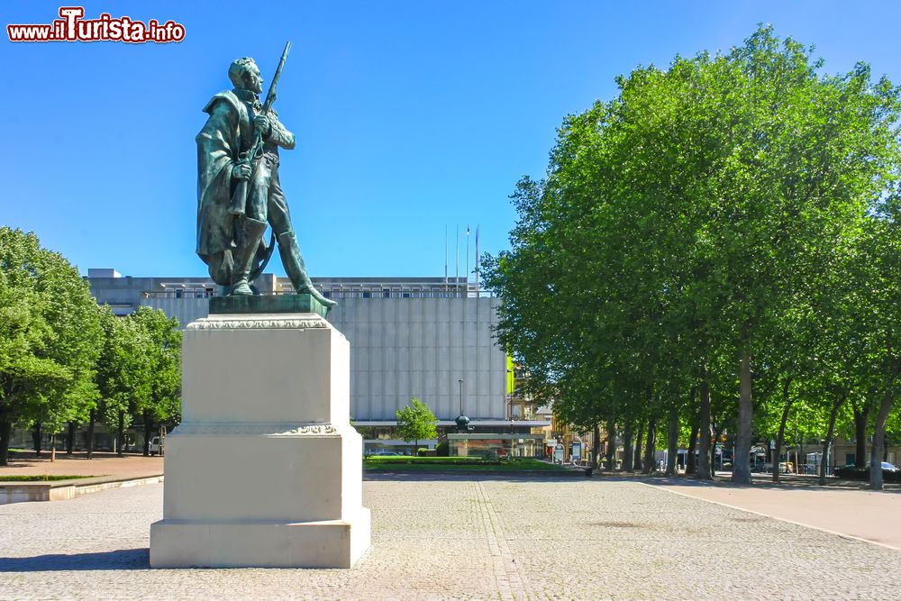 Immagine Statua in ricordo del maresciallo Ney a Metz, Francia, eroe dell'impero francese.