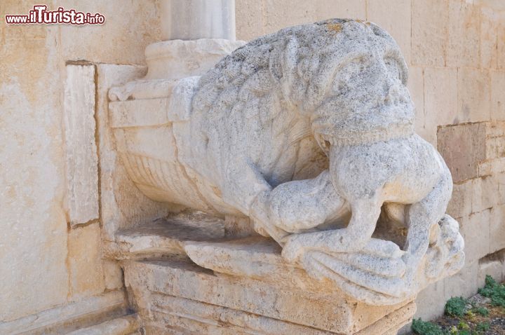Immagine Statua all'ingresso della Chiesa San Leonardo, a pochi chilometri da Manfredonia - © 149306129 / Shutterstock.com