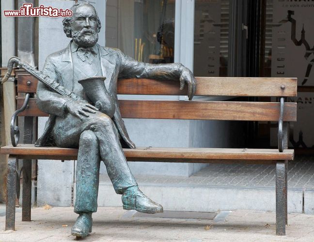 Immagine La statua di Adolphe Sax nella sua città natale, Dinant, in Belgio. - Foto dell'utente Flickr © Jean-Marie HUET