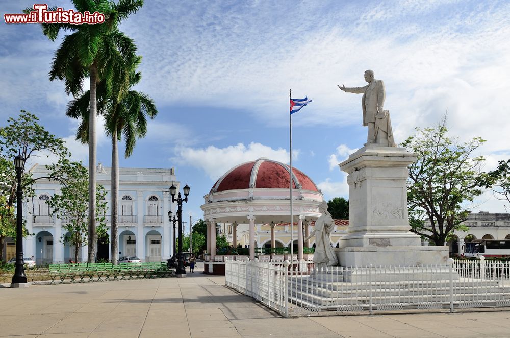 Immagine La statua di José Martì nella piazza a lui dedicata (Parque Martì) a Cienfuegos, Cuba.