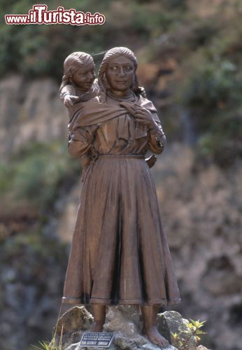 Immagine Las Lajas, Colombia: una statua dell'indigena e della figlia sordomuta a cui, secondo la tradizione, apparve la Madonna nel XVIII secolo - foto © Michael Major / Shutterstock.com