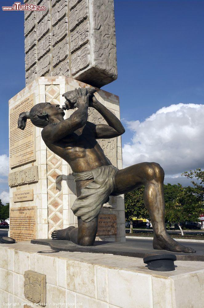 Immagine Una statua maya all'ingresso principale del Gran Museo del Mundo Maya nella città di Merida, Messico - © Gerald Marella / Shutterstock.com