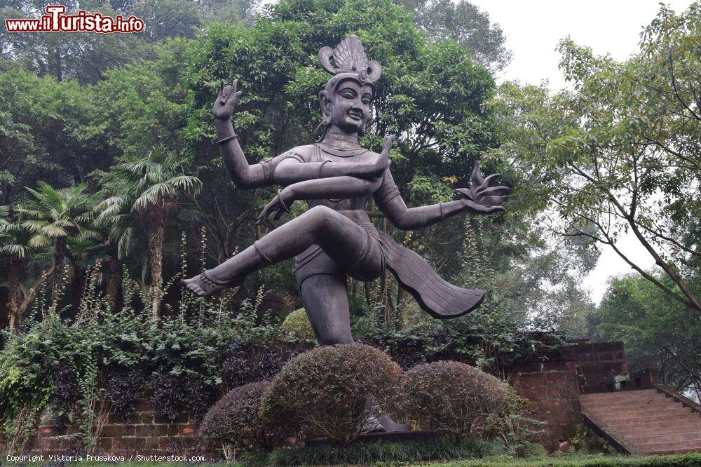 Immagine Statua nella Oriental Buddha Capital nei pressi del Buddha Gigante a Leshan, Cina. SI tratta di un parco che ospita centinaia di statue del Buddha, alcune giganti altre di dimensioni ridotte, provenienti da ogni parte del mondo - © Viktoria Prusakova / Shutterstock.com