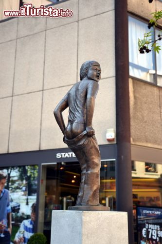 Immagine Den Deugniet, Anversa: la statua di questo ragazzo irriverente si trova all'angolo tra Oudana e Korte Gasthuisstraat e mostra il suo sedere ai passanti da oltre 40 anni. È stata rubata da ignoti diverse volte, ma è anche sempre stata rimpiazzata con una nuova.