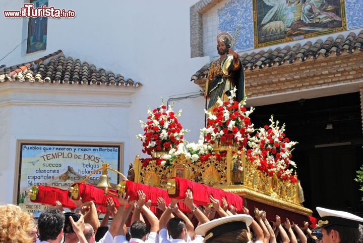 Immagine La statua di San Bernardo portata in processione in chiesa in occasione della Romeria San Bernabé di Marbella, Spagna - © Arena Photo UK / Shutterstock.com