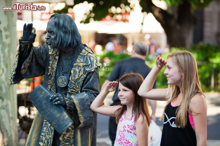 Immagine Statua umana sulle Ramblas di Barcellona, Spagna. In questo dedalo di vita colorata, indiscusso punto di riferimento della città catalana, si possono incontrare artisti di strada e giocolieri - © Ivica Drusany / Shutterstock.com