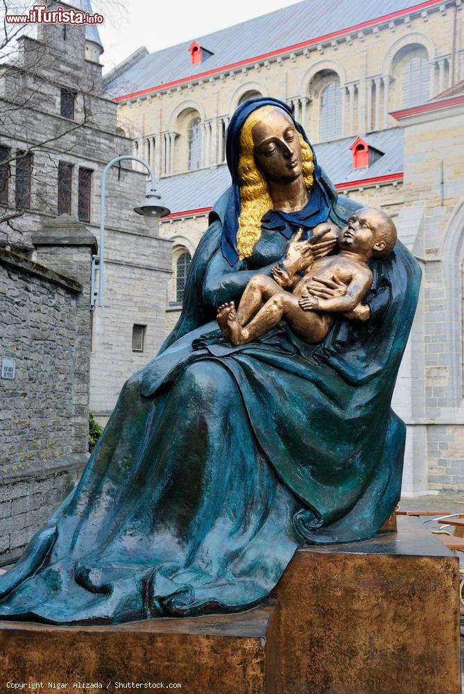 Immagine La statua della Vergine Maria con il Bambino nella piazza di fronte alla cattedrale di Tournai, Belgio - © Nigar Alizada / Shutterstock.com