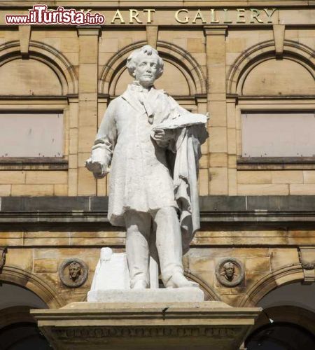 Immagine La statua di William Etty, il pittore britannico vissuto tra il XVIII e il XIX secolo, si trova fuori dalla York Art Gallery nella città di York, Inghilterra - foto © chrisdorney /Shutterstock