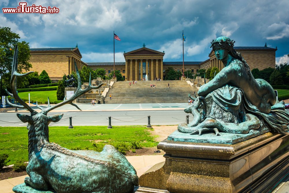 Immagine Statue a Eakins Oval nel centro di Philadelphia (Pennsylvania). Sullo sfondo, il museo di arte.