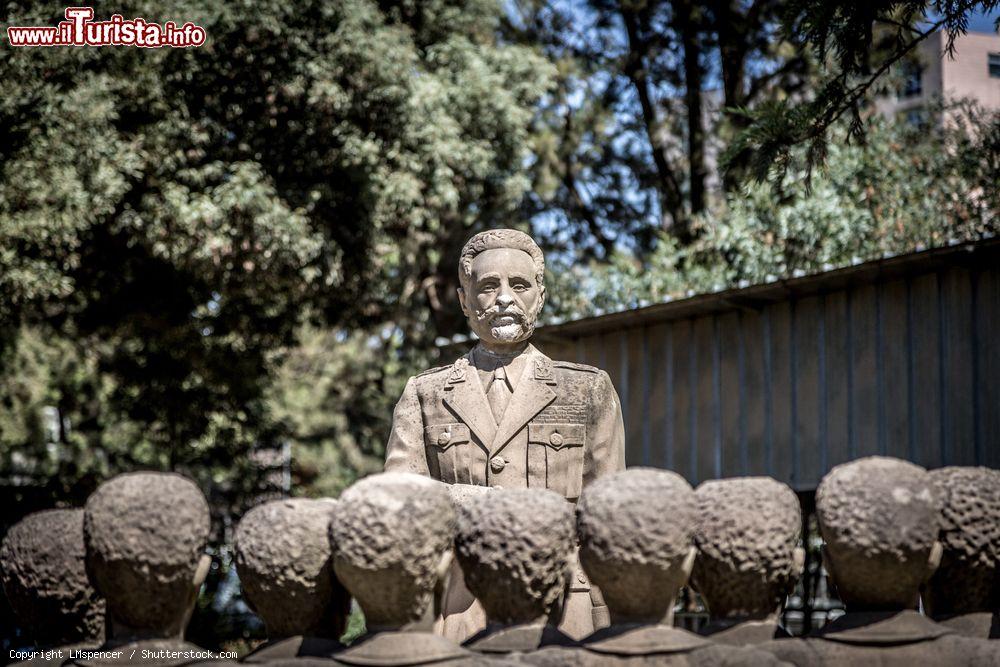 Immagine Statue al Museo Nazionale di Addis Abeba, Etiopia. Completata nel 1952, quest'area museale è celebre per la presenza di alcuni reperti fra cui Lucy, ominide fossile rinvenuto nel 1974 - © LMspencer / Shutterstock.com