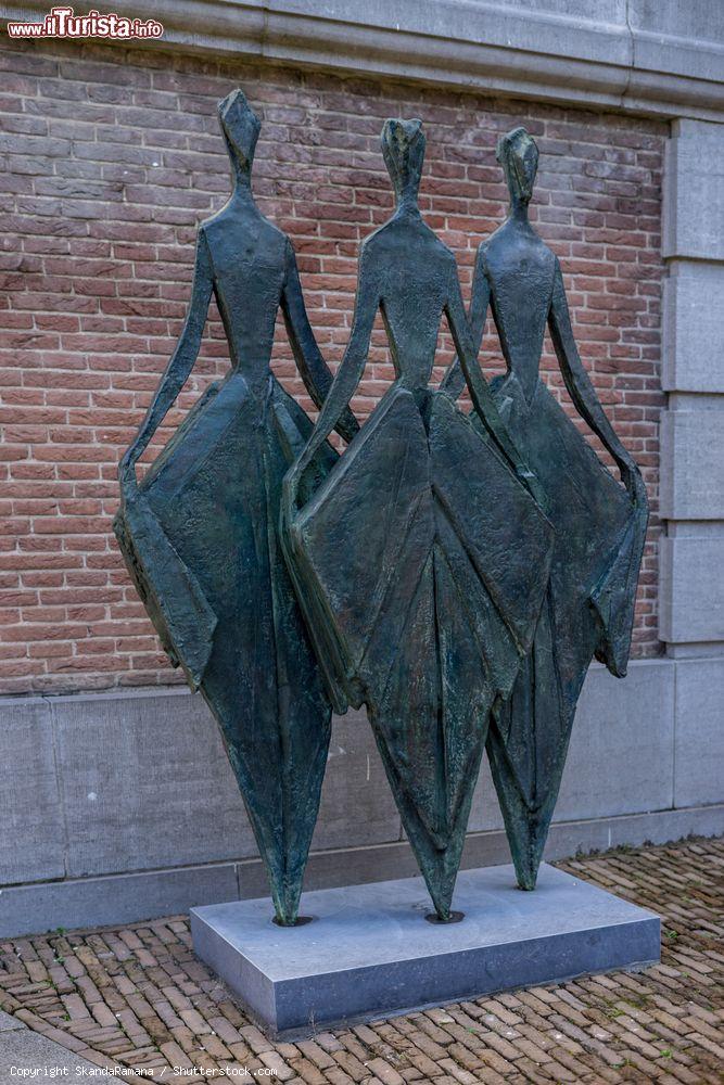 Immagine Statue al Raad van State, il Consiglio di Stato dei Paesi Bassi a L'Aia. A inaugurare la scultura nel 1979 è stata la principessa Beatrice d'Olanda - © SkandaRamana / Shutterstock.com