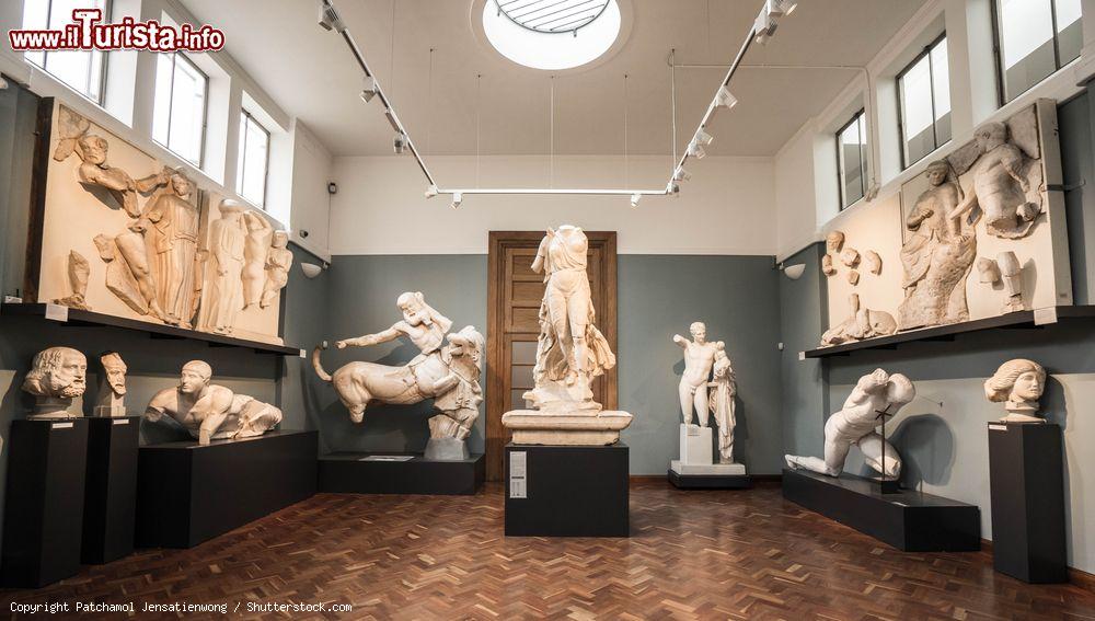 Immagine Statue antiche e bassorilievi in una sala dell'Ashmolean Museum di Oxford, Inghilterra - © Patchamol Jensatienwong / Shutterstock.com