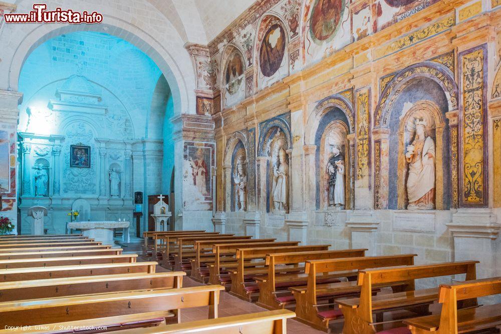 Immagine Statue dei santi e affreschi nella chiesa di Santa Maria della Palomba a Matera, Basilicata - © Gimas / Shutterstock.com