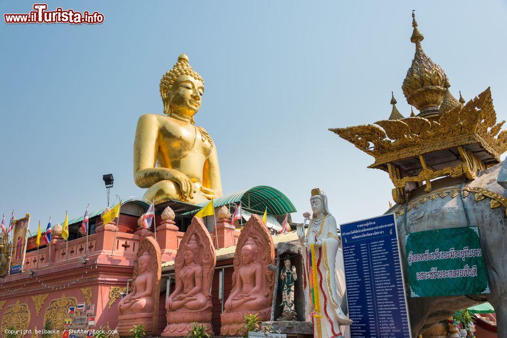 Immagine Statue del Buddha nel Triangolo d'Oro di Chiang Saen, Chiang Rai, Thailandia - © beibaoke / Shutterstock.com