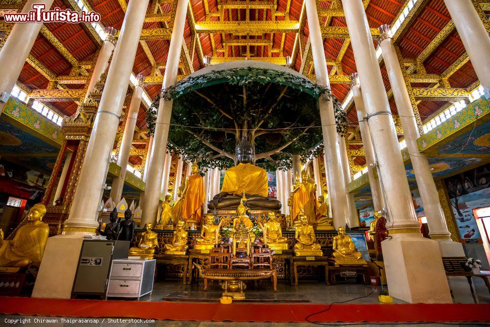Immagine L'interno riccamente decorato con le statue del Buddha nella pagoda di Wat Prabudhabaht Huay Toom a Lamphun, Thailandia - © Chirawan Thaiprasansap / Shutterstock.com