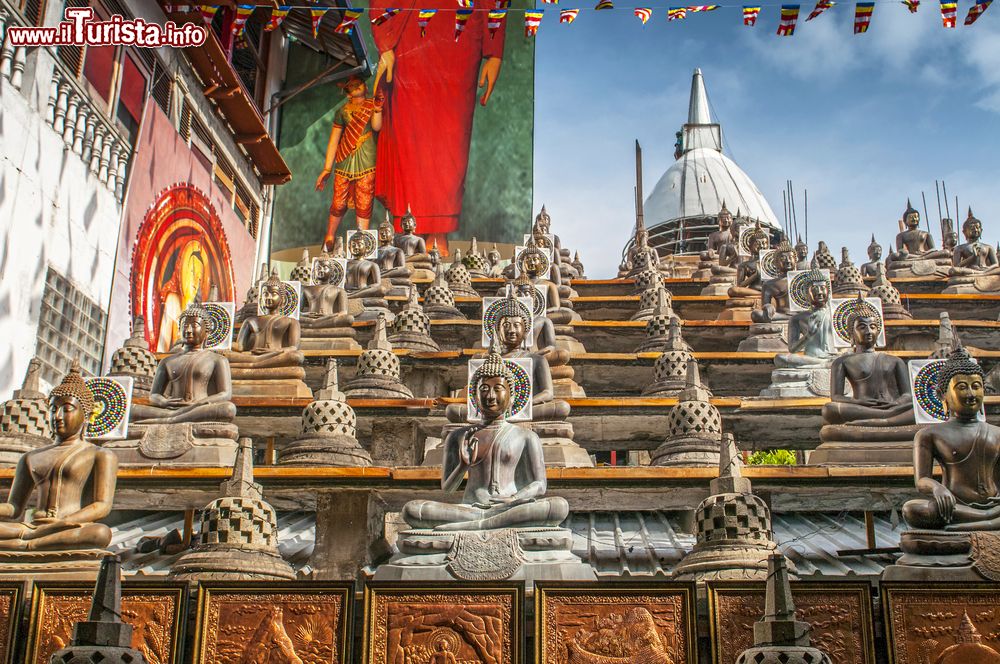 Immagine Decine di statue del Buddha nella posizione del loto al  Gangaramaya Buddhist Temple di Colombo, Sri Lanka.