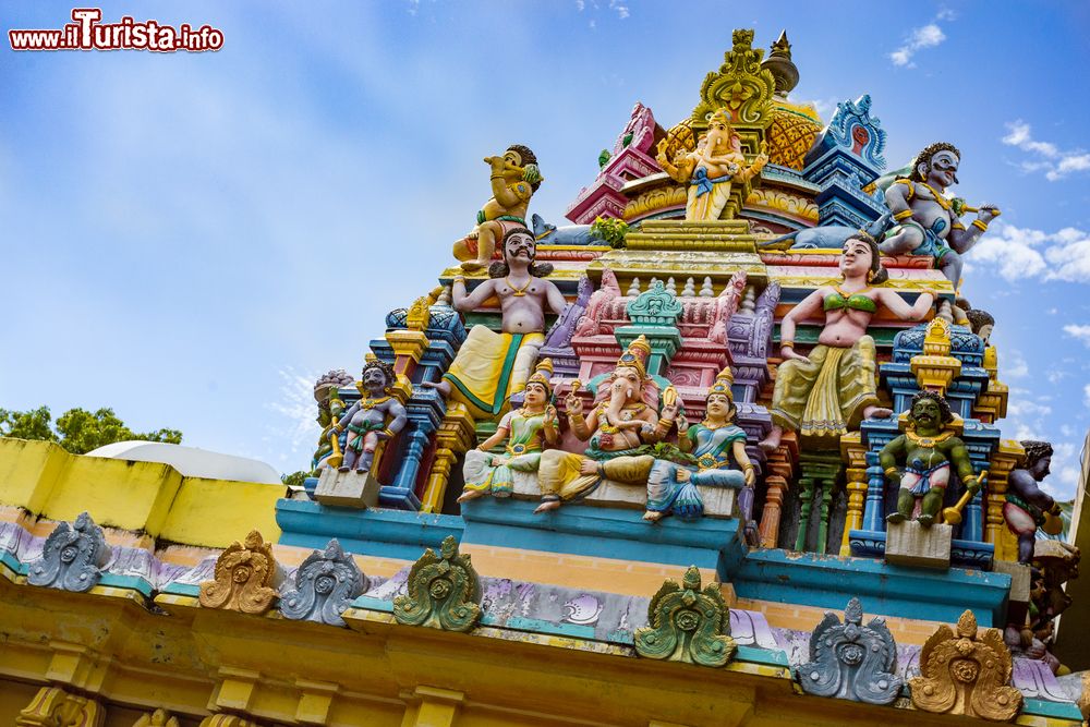 Immagine Dettaglio delle statue delle divinità induiste su un tempio di Negombo, Sri Lanka.