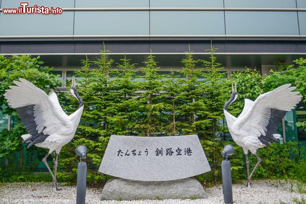 Immagine Statue di animali di fronte all'ingresso dell'aeroporto di Kushiro, Giappone. Si tratta di due esemplari di gru coronata rossa - © rayints / Shutterstock.com