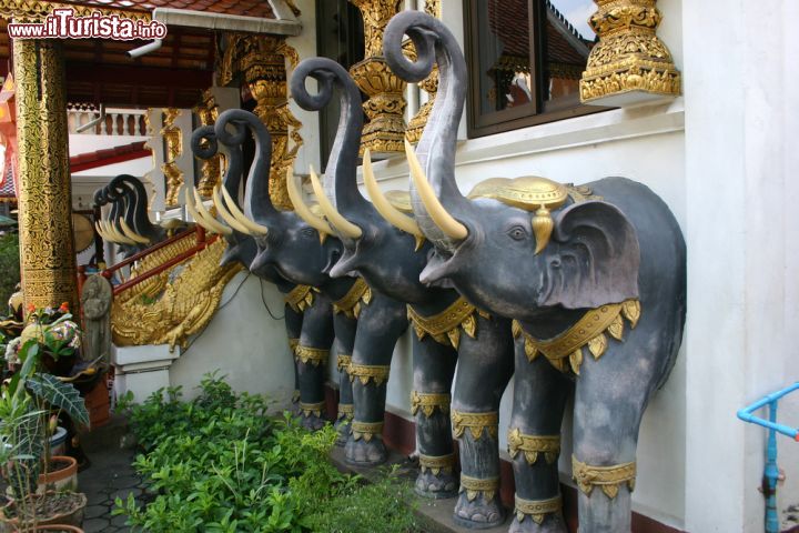 Immagine Statue di elefanti a guardia del tempio di Wat Klang Wiang a Chiang Rai, Thailandia. Anche se questo complesso è molto antico, risalirebbe infatti al XV° secolo, è stato ricostruito in buona parte nel XX° secolo dopo essere stato devastato nel 1903 da una violenta tempesta - © bumihills / Shutterstock.com