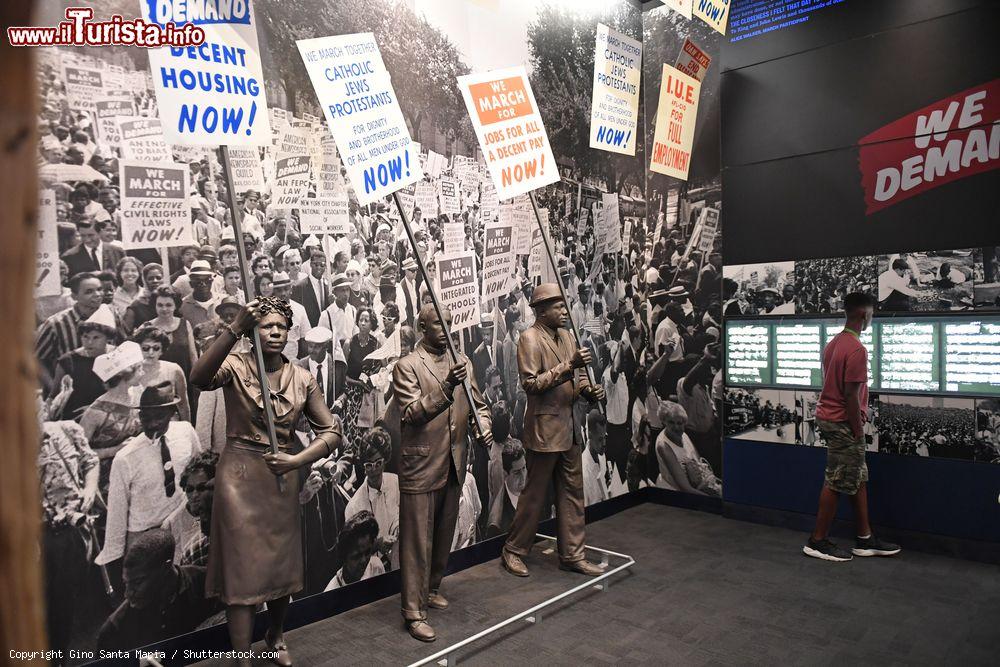 Immagine Statue di protestanti al National Civil Rights Museum di Memphis, Tennessee. E' stato il luogo in cui venne ucciso Martin Luther King Jr - © Gino Santa Maria / Shutterstock.com