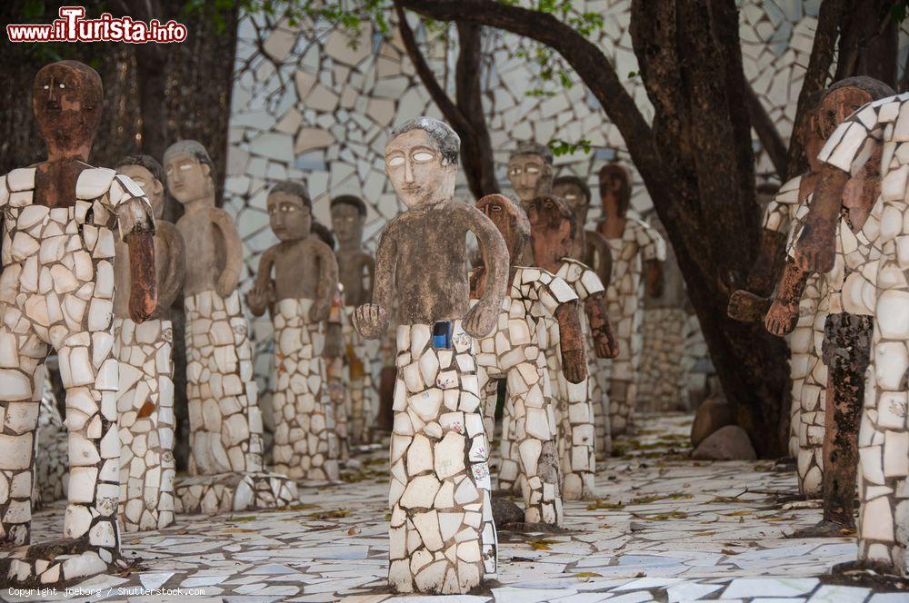 Immagine Statue di roccia nel giardino di Chandigarh, Punjab, India. Questo singolare parco è stato creato nel 1957 dall'artista Nek Chand ed è fatto con oggetti riciclati - © joeborg / Shutterstock.com